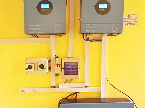 Két 5 kW-os hálózati inverter + 10 kWh-os lítium akkumulátor nagy hatékonyságú háztartási rendszeren kívüli rendszert készít