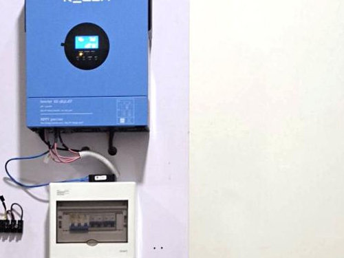 550W-os napelemek + 5 kW-os hálózati inverter + 10 kWh-os lítium akkumulátor épít egy otthoni integrált napenergia-tároló rendszer